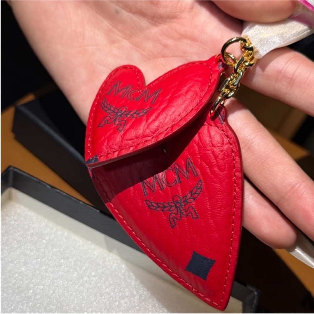 MCM Double Heart Keychain - Picture 2 of 7